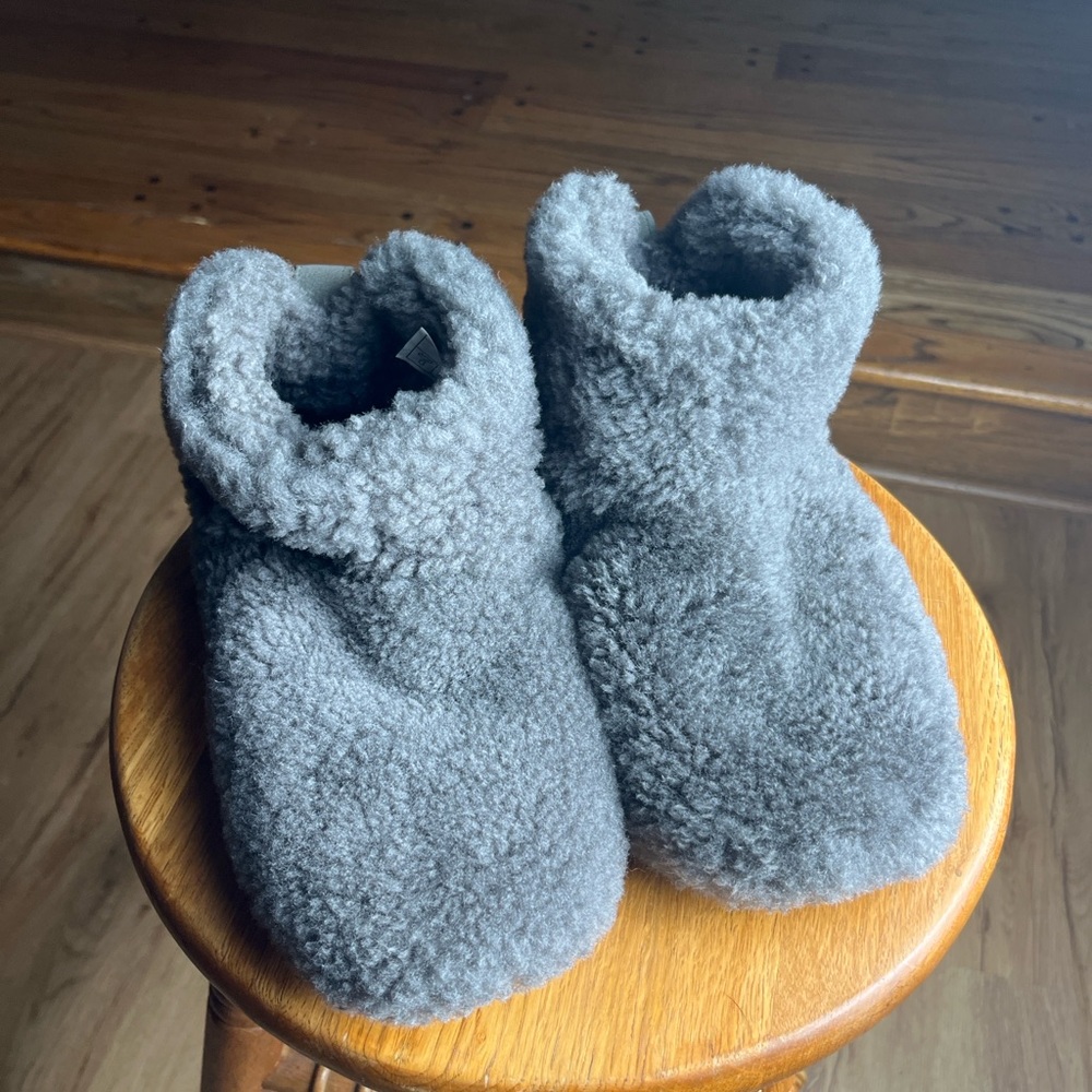 UGG Fuzz Sugar Boot Slippers Gray Shearling Bootie Women’s Size 9 Cozy
